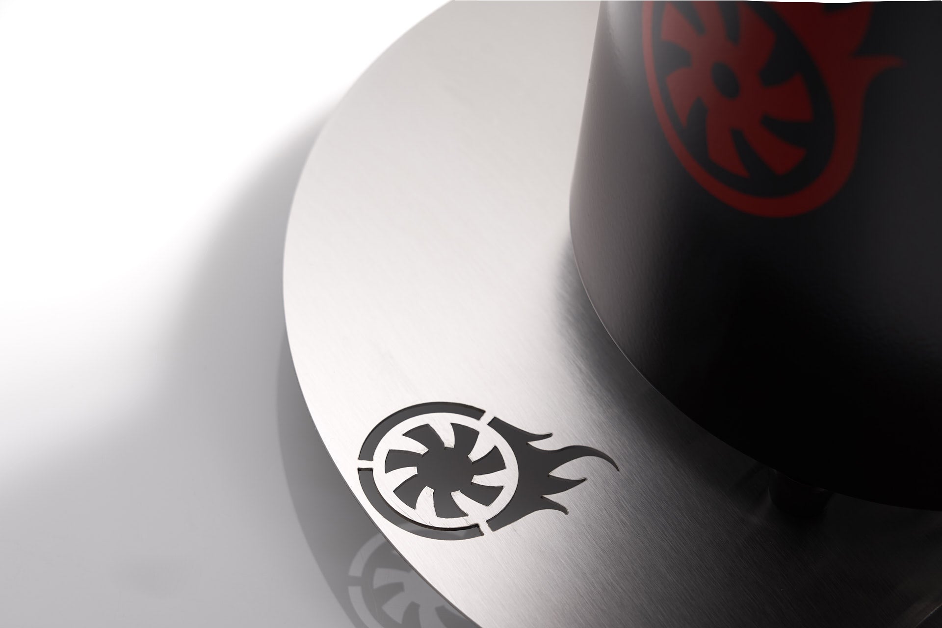 Turbine® Board Zoom auf das ausgelaserte Logo